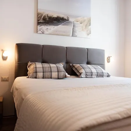 Apartment Deak *